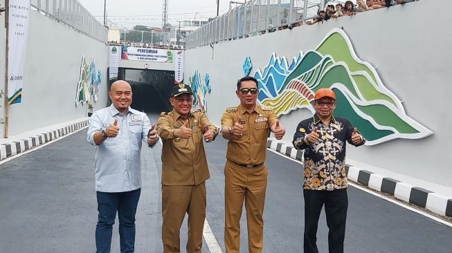 Momen Kocak Peresmian Underpass di Depok, Sandal Jepit Warga Nyangkut Gegara Aspal Masih Basah