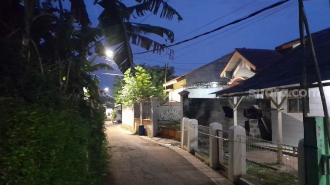 Kondisi rumah kontrakan di Desa Ciketing Udik, Bantar Gebang, Kota Bekasi nan menjadi salah satu TKP pembunuhan berantai Wowon dkk pada malam hari, Jumat (20/1/2023). (Suara.com/Danan Arya)