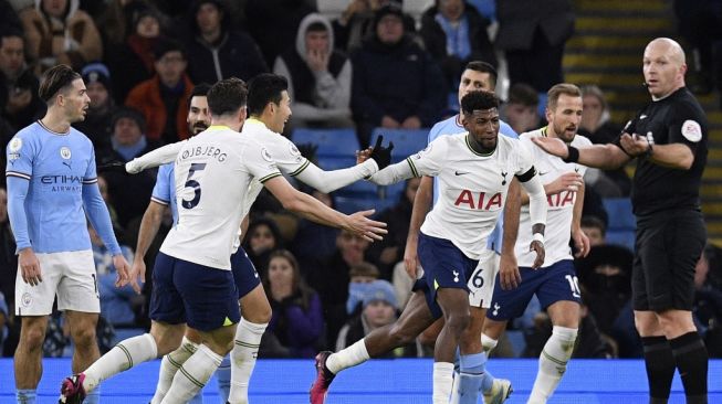 Bek Tottenham Hotspur Emerson Royal (ketiga dari kanan) melakukan selebrasi usai mencetak gol kedua timnya selama pertandingan tunda pekan ke-7 Liga Inggris antara Manchester City vs Tottenham Hotspur di Stadion Etihad di Manchester, barat laut Inggris, pada 19 Januari 2023.Oli SCARFF/AFP