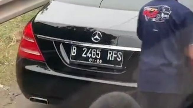 Pengemudi Mercy Todongkan Pistol di Jalan Tol, Warganet Curiga Pelaku Gunakan Pelat RFS Palsu