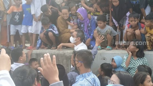 Penjabat Gubernur DKI Jakarta Heru Budi Hartono menyambangi perkampungan nelayan di Kali Baru, Cilincing, Jakarta Utara, Jumat (20/1/2023). (Suara.com/Fakhri)