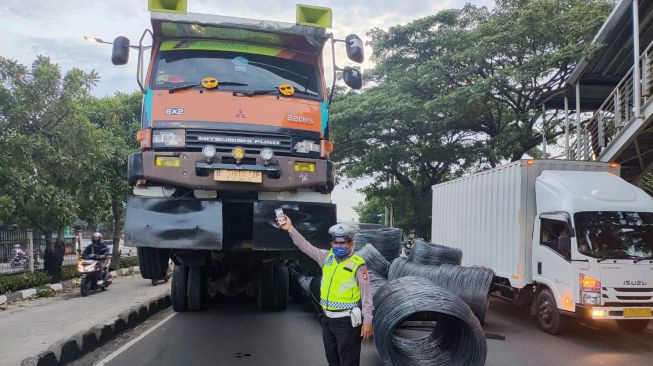 Truk Tronton Tiba-tiba Standing! Barang Berhamburan Bikin Macet Jalan Daan Mogot