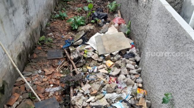 Kondisi samping rumah kontrak di Bantar Gebang Kota Bekasi yang menjadi salah satu TKP kasus pembunuhan berantai Wowon dkk (Suara.com/Danan Arya)