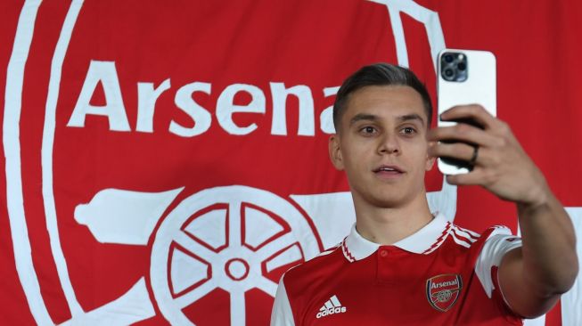 Arsenal resmi merekrut gelandang andalan Brighton & Hove Albion, Leandro Trossard. [Twitter/@Arsenal