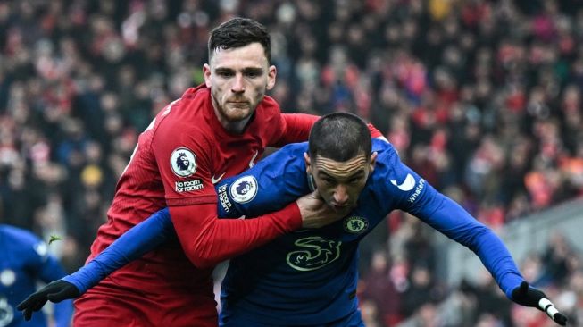 Pemain Liverpool Andrew Robertson dan pemain Chelsea Hakim Ziyech berebut bola dalam pertandingan Liga Premier Inggris di Anfield, Sabtu (21/1/2023). [AFP]