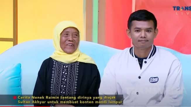 Dapat Banyak Cuan, Nenek Raimin Tak Dilarang Keluarga Mandi Lumpur Disiarkan di TikTok