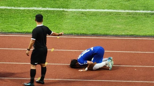 Pemain PSIS Semarang Riyan Ardiansyah bersujud usai mencetak gol saat PSIS menjamu Arema FC di Stadion Jatidiri Semarang, Sabtu. (ANTARA/ I.C.Senjaya)