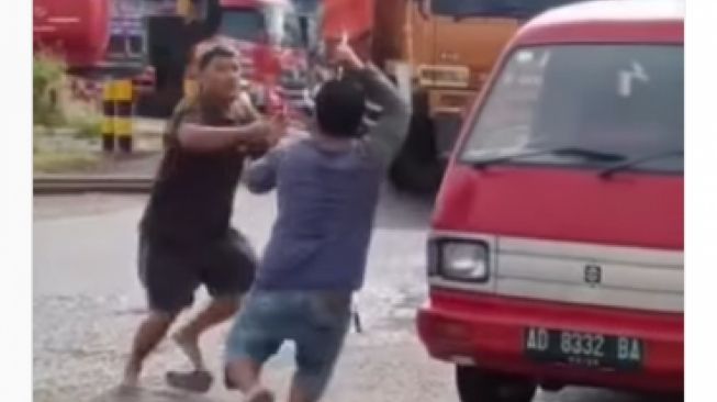 Video Viral Dua Sopir Teribat Keributan di Simpang Joglo hingga Ditusuk Pisau, Diduga Karena Bersenggolan