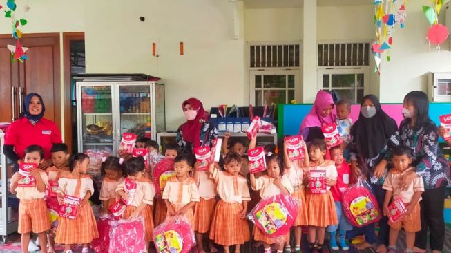 Kolaborasi Tunjuk Tangan untuk Generasi Maju" Dukung Pendidikan dan Nutrisi Anak dari Aceh hingga Papua