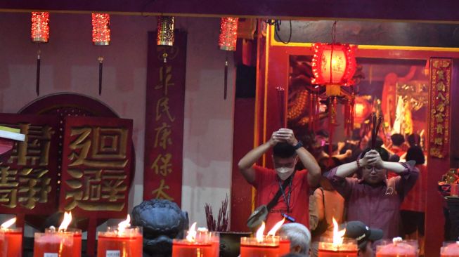 Warga keturunan Tionghoa melaksanakan sembahyang saat malam Tahun Baru Imlek di Vihara Dhanagun, Kota Bogor, Jawa Barat, Sabtu (21/1/2023). [ANTARA FOTO/Arif Firmansyah/aww]