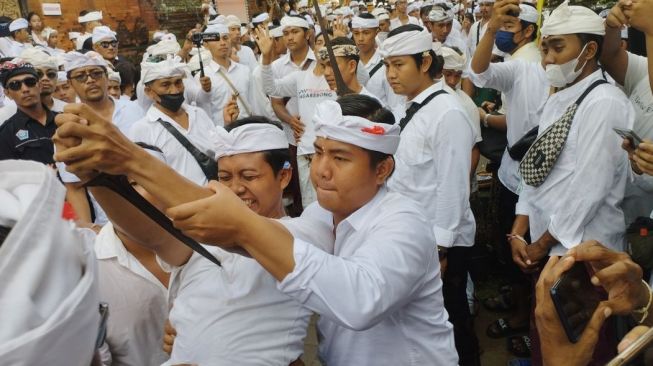 Tradisi Ngurek Saat Ngerebong Sebagai Wujud Pengabdian Kepada Sang Pencipta