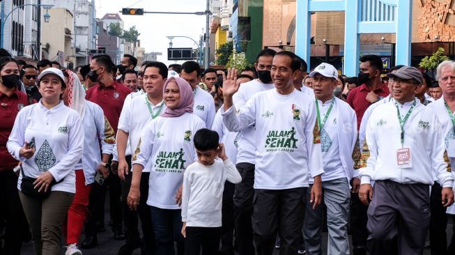 Presiden Joko Widodo (ketiga kanan) didampingi Ibu Negara Iriana Joko Widodo (ketiga kiri), Ketua DPR Puan Maharani (kiri), Ketua Umum PBNU Yahya Cholil Staquf (kanan), cucunya Jan Ethes (tengah) dan sejumlah tokoh nasional mengikuti jalan sehat dalam rangka menuju satu abad Nahdlatul Ulama (NU) di Solo, Jawa Tengah, Minggu (22/1/2023). [ANTARAFOTO/Maulana Surya/aww]