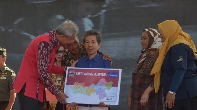 Ganjar Naikkan Nominal Bantuan Kartu Jateng Sejahtera Menjadi Rp 4,4 Juta