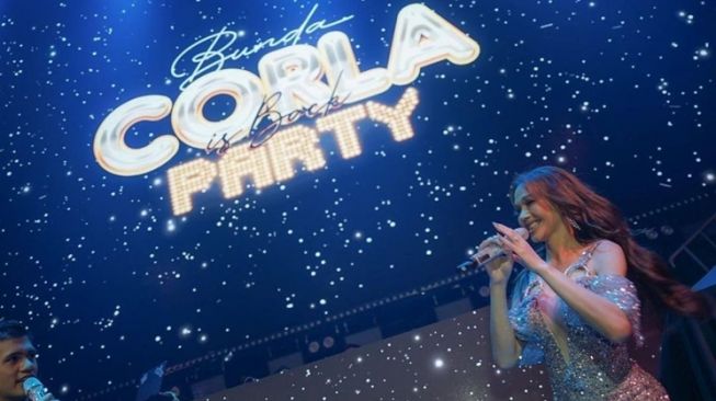 8 Potret Konser Bunda Corla di Jakarta yang Super Mega Heboh, Muncul Kembaran Bunda, Mirip Gak Ya?