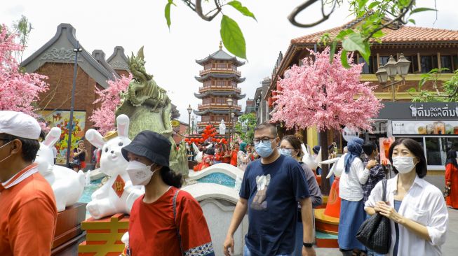 Warga mengunjungi Pecinan Pantjoran di Pantai Indah Kapuk (PIK) 1, Jakarta Utara, Minggu (22/1/2023). [Suara.com/Alfian Winanto]
