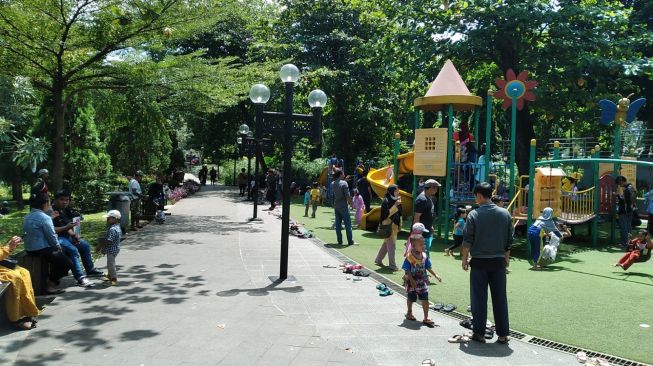 Liburan Imlek, Mini Zoo Cibinong Bogor Dipadati Pengunjung