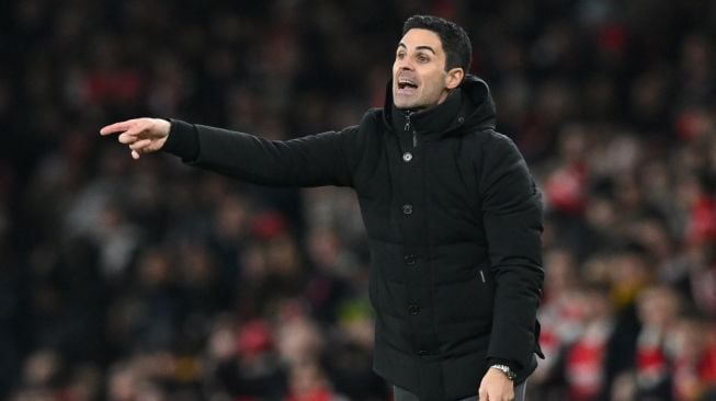 Gestur pelatih Arsenal, Mikel Arteta pada laga Liga Inggris kontra Manchester United di Stadion Emirates, London, Senin (23/1/2023) dini hari WIB. [Glyn KIRK / AFP]