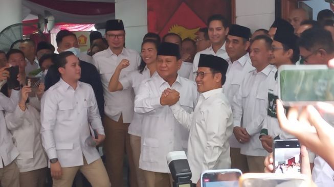 Prabowo dan Cak Imin melakukan salam komando dalam peresmian Sekber Koalisi Gerakan Kebangkitan Indonesia Raya di Menteng, Jakarta pada Senin (23/1/2023). [Suara.com/Bagaskara]