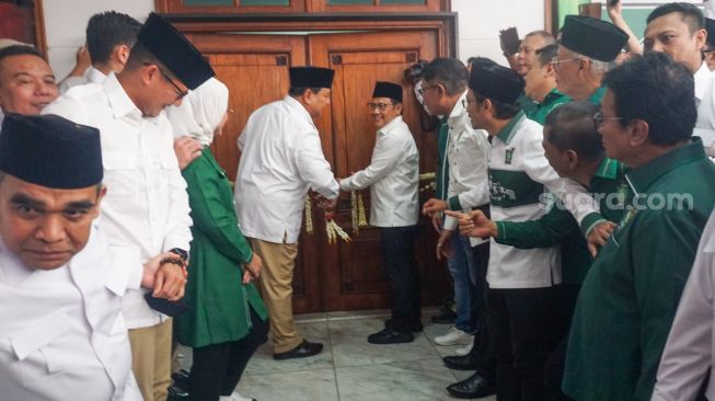 Ketua Umum Partai Gerakan Indonesia Raya (Gerindra) Prabowo Subianto bersama Ketua Umum Partai Kebangkitan Bangsa (PKB) Muhaimin Iskandar meresmikan Sekretariat Bersama Partai Gerindra dan PKB di Kawasan Menteng, Jakarta Pusat, Senin (23/1/2023). [Suara.com/Alfian Winanto]