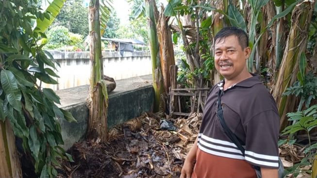 Orang yang Nyemplung ke Kali Cempaka Putih Sempat Ngumpet di Kios Sebelum Nyebur