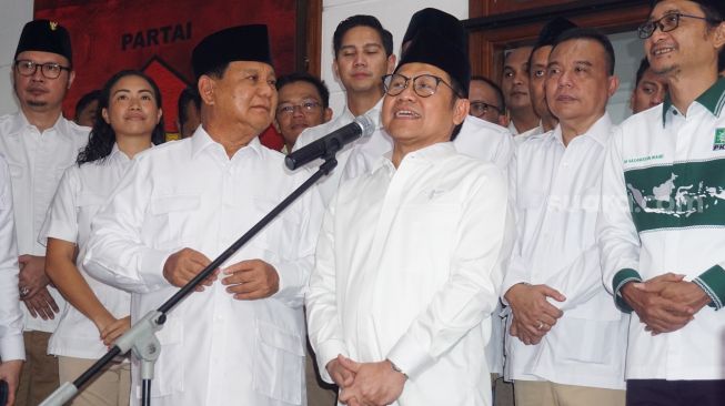 Ketua Umum Partai Gerakan Indonesia Raya (Gerindra) Prabowo Subianto bersama Ketua Umum Partai Kebangkitan Bangsa (PKB) Muhaimin Iskandar meresmikan Sekretariat Bersama Partai Gerindra dan PKB di Kawasan Menteng, Jakarta Pusat, Senin (23/1/2023). [Suara.com/Alfian Winanto]