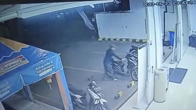 Beraksi Jelang Subuh, Maling Motor Beat Penjaga Indomaret di Kebon Jeruk Terekam CCTV