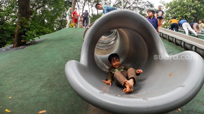 Warga berwisata di Tebet Eco Park, Jakarta Selatan, Senin (23/1/2022).  [Suara.com/Alfian Winanto]