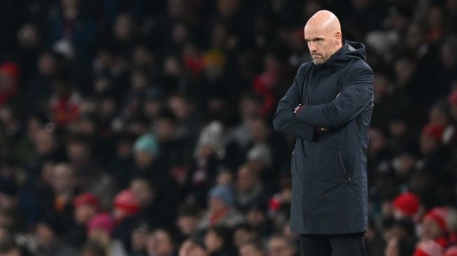 Manchester United manager, Erik ten Hag observed his team's game in the Premier League match against Arsenal at the Emirates Stadium, London, Monday (23/1/2023) early morning WIB.  (Glyn Kirk/AFP)