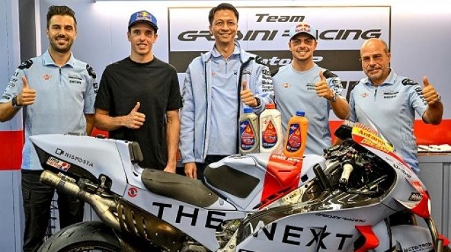 Pra rider MotoGP tim Gresini Racing MotoGP 2023 bersama sponsor Federal Oil -PT EMLI].