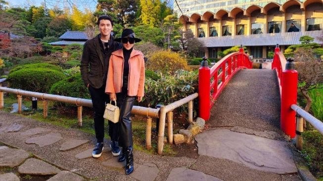 Foto Syahrini dan Reino Barrack di Jepang (Instagram/princesssyahrini)