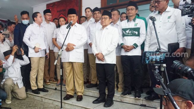 Ketua Umum Partai Gerakan Indonesia Raya (Gerindra) Prabowo Subianto bersama Ketua Umum Partai Kebangkitan Bangsa (PKB) Muhaimin Iskandar meresmikan Sekretariat Bersama Partai Gerindra dan PKB di Kawasan Menteng, Jakarta Pusat, Senin (23/1/2023). [Suara.com/Alfian Winanto]