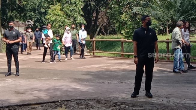 Presiden Jokowi bersama keluarga saat meninjau Solo Safari, Seniin (23/10/203). [Suara.com/Ari Welianto]