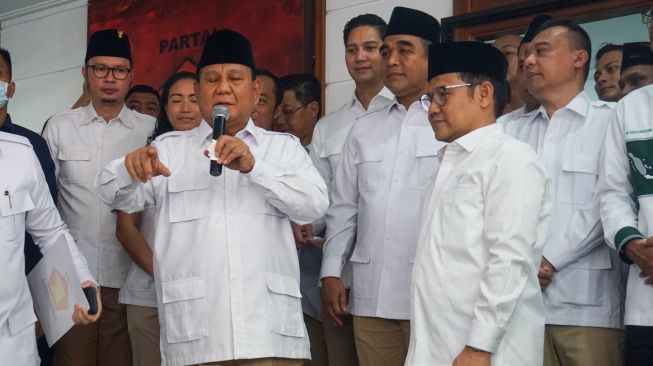 Ketua Umum Partai Gerakan Indonesia Raya (Gerindra) Prabowo Subianto bersama Ketua Umum Partai Kebangkitan Bangsa (PKB) Muhaimin Iskandar meresmikan Sekretariat Bersama Partai Gerindra dan PKB di Kawasan Menteng, Jakarta Pusat, Minggu (23/1/2023). [Suara.com/Alfian Winanto]