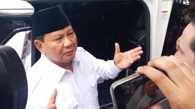 Menhan Prabowo Subianto membantah jika BIN berada di bawah Kemenhan. Pernyataan tersebut disampaikan usai meresmikan Sekber Koalisi Kebangkitan Indonesia Raya di Menteng pada Senin (23/1/2023). [Suara.com/Bagaskara]