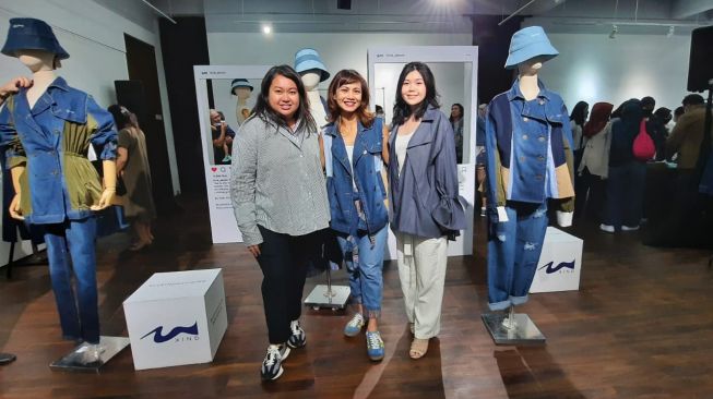 Donna Priadi, Founder KIND Denim diapit Desainer Rinda Salmun dan Purana. 