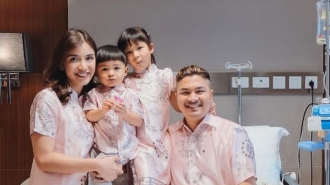 Intip 5 Outfit Keluarga Artis saat Perayaan Imlek di Tahun Kelinci Air, Serasai Banget!