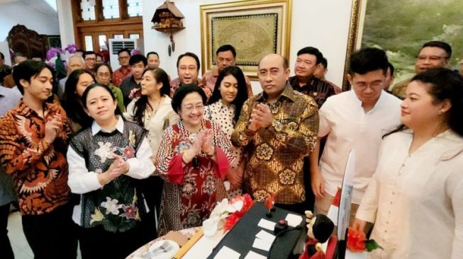 Berikan Potongan Kue Ulang Tahun ke Guntur Soekarnoputra, Megawati Ingin Sampaikan Pesan Begini