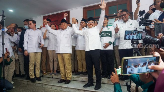 Ketua Umum Partai Gerakan Indonesia Raya (Gerindra) Prabowo Subianto bersama Ketua Umum Partai Kebangkitan Bangsa (PKB) Muhaimin Iskandar meresmikan Sekretariat Bersama Partai Gerindra dan PKB di Kawasan Menteng, Jakarta Pusat, Senin (23/1/2023). [Suara.com/Alfian Winanto]