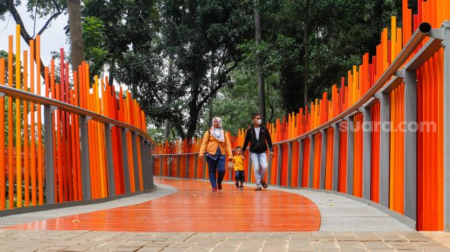 Warga berwisata di Tebet Eco Park, Jakarta Selatan, Senin (23/1/2022).  [Suara.com/Alfian Winanto]