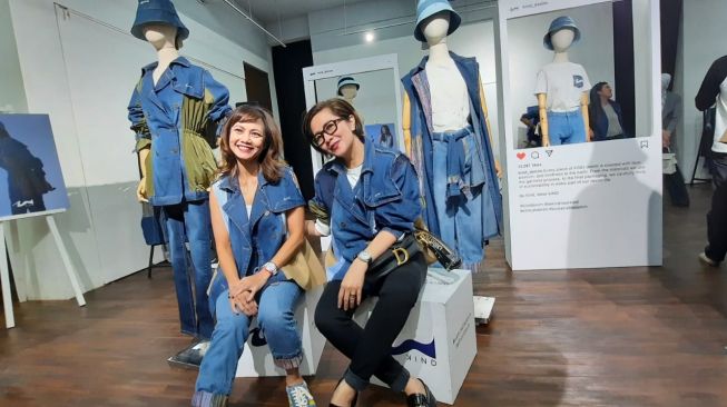 Founder KIND Denim, Donna Priadi bersama Melinda Babyanna dan Team dari TBF Consultant.