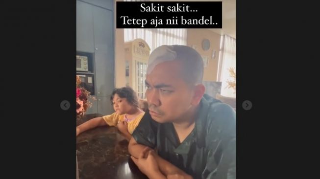 Indra Bekti dimarahi sang istri. [Instagram]