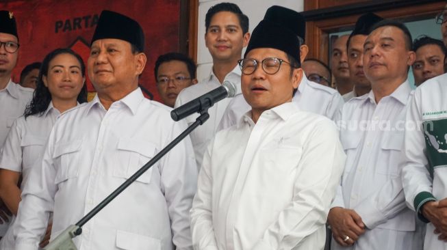 Ketua Umum Partai Gerakan Indonesia Raya (Gerindra) Prabowo Subianto bersama Ketua Umum Partai Kebangkitan Bangsa (PKB) Muhaimin Iskandar meresmikan Sekretariat Bersama Partai Gerindra dan PKB di Kawasan Menteng, Jakarta Pusat, Senin (23/1/2023). [Suara.com/Alfian Winanto]