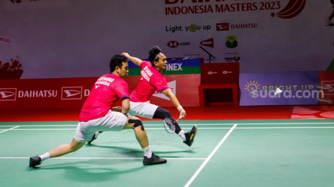 Pebulu tangkis ganda putra Indonesia Mohammad Ahsan dan Hendra Setiawan saat bertanding melawan ganda putra Jepang Akira Koga dan Taichi Saito dalam babak kualifikasi Daihatsu Indonesia Masters 2023 di Istora Senayan, Jakarta Pusat, Selasa (24/1/2023).