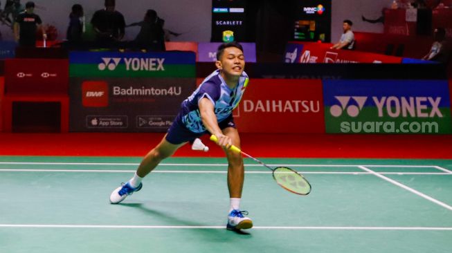 Pebulu tangkis ganda putra Indonesia Fajar Alfian saat bertanding melawan sesama ganda Putra Indonesia Pramudya Kusumawardana dan Yeremi Rambitan dalam babak kualifikasi Daihatsu Indonesia Masters 2023 di Istora Senayan, Jakarta Pusat, Selasa (24/1/2023). [Suara.com/Alfian Winanto]