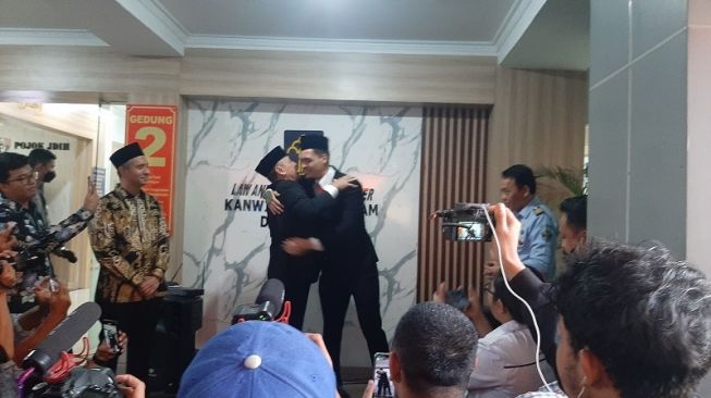 Ketua Umum PSSI, Mochamad Iriawan berpelukan dengan pemain naturalisasi Shayne Pattynama. (Suara.com/Adie Prasetyo Nugraha).