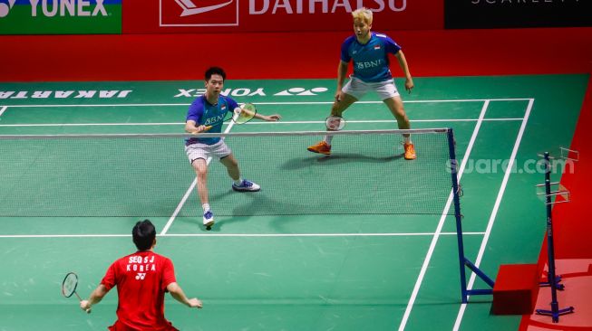 Pebulu tangkis ganda putra Indonesia Marcus Gideon dan Kevin Sanjaya saat bertanding melawan ganda putra Korea Kang Min Hyuk dan Seo Seung Jae dalam babak kualifikasi Daihatsu Indonesia Master 2023 di Istora Senayan, Jakarta Pusat, Selasa (24/1/2023). [Suara.com/Alfian Winanto]