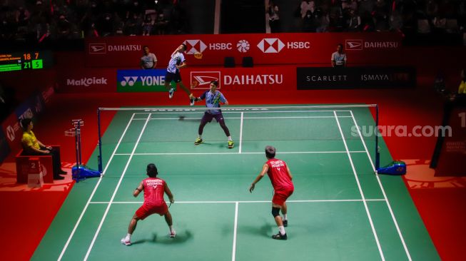 Pebulu tangkis ganda putra Indonesia Fajar Alfian dan Muhammad Rian Ardianto saat bertanding melawan sesama ganda Putra Indonesia Pramudya Kusumawardana dan Yeremi Rambitan dalam babak kualifikasi Daihatsu Indonesia Masters 2023 di Istora Senayan, Jakarta Pusat, Selasa (24/1/2023). [Suara.com/Alfian Winanto]