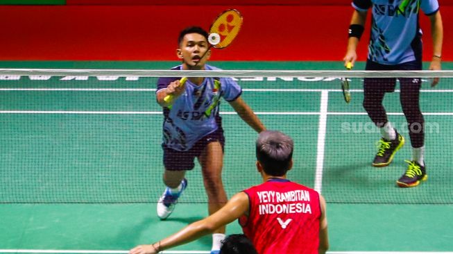 Pebulu tangkis ganda putra Indonesia Fajar Alfian saat bertanding melawan sesama ganda Putra Indonesia Pramudya Kusumawardana dan Yeremi Rambitan dalam babak kualifikasi Daihatsu Indonesia Masters 2023 di Istora Senayan, Jakarta Pusat, Selasa (24/1/2023). [Suara.com/Alfian Winanto]