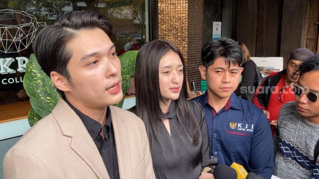 Aspri Hotman Paris, Intan Nallendra bersama kuasa hukumnya, Koko Joseph Irianto di kawasan Cikini, Jakarta, Selasa (24/1/2023) [Suara.com/Adiyoga Priyambodo] 