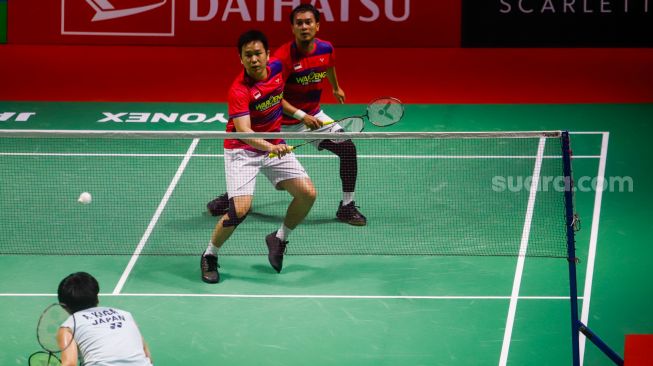 Indonesian men's doubles badminton players Mohammad Ahsan and Hendra Setiawan compete against Japanese men's doubles Akira Koga and Taichi Saito in the qualification round for the Daihatsu Indonesia Masters 2023 at Istora Senayan, Central Jakarta, Tuesday (24/1/2023).